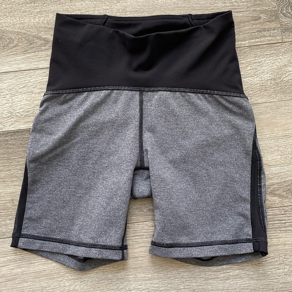 Lululemon Train Times Short *6"
Heathered Black / Black Size 4 - Picture 2 of 7